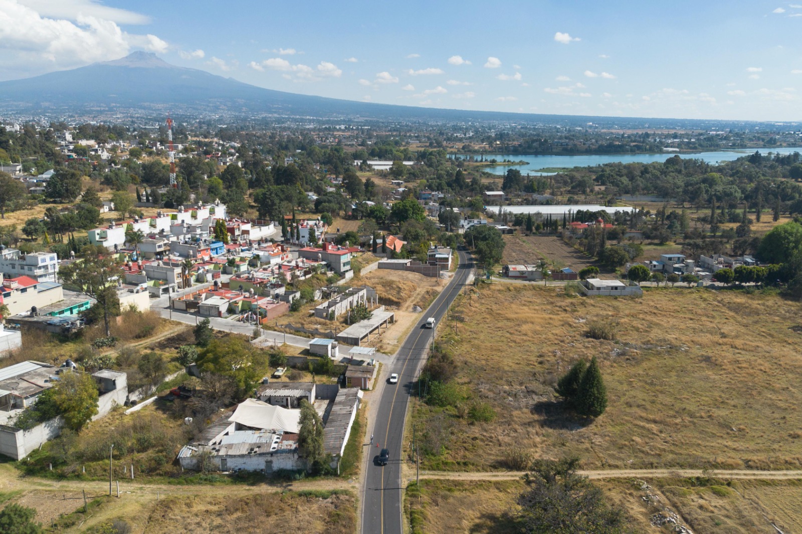 Avanza rehabilitación de la red de alumbrado público en San Sebastián Atlahapa